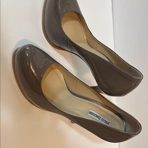 Kelsi Dagger Tan Heels Elegant Design